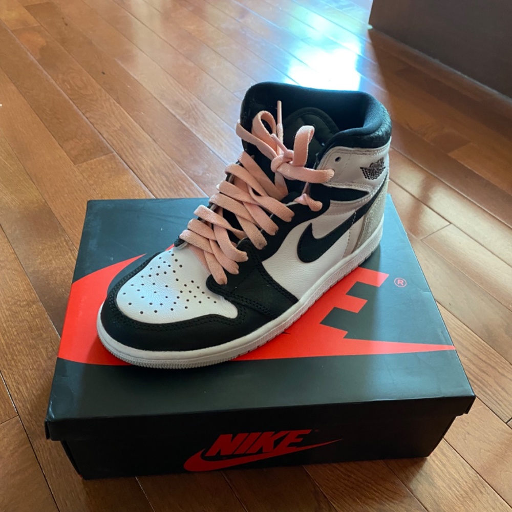 Jordan’s 1, Excellent Condition, Size 5 - image 2